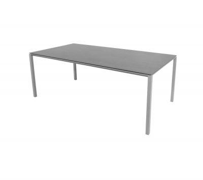 Cane-Line Pure Outdoor Esstisch mit grauer Tischplatte und silberfarbenem Gestell.